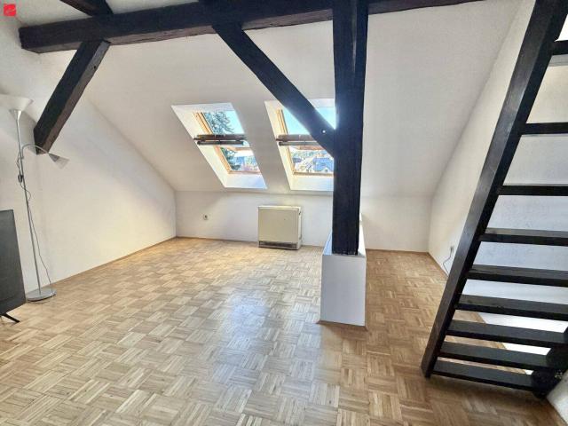 Über den Dächern von Graz: helle Dachgeschoßwohnung nahe vom Schloßberg!