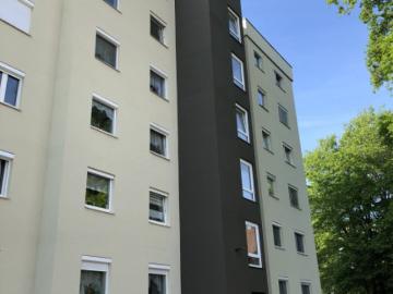 Über den Dächern von Steyr: lichtdurchflutete 3 Zimmer Wohnung im letzten Stock mit Loggia, Tiefgarage und hochwertige Möbelablöse – stilvoll wohnen mit sonnigem Ausblick und zentraler Lage!
