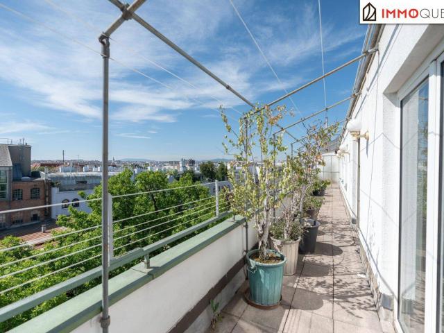 Über den Dächern Wiens Großzügige 4 Zimmer Dachgeschosswohnung mit Lift, zwei sonnigen Terrassen und absoluter Ruhelage nahe der Mariahilfer Straße