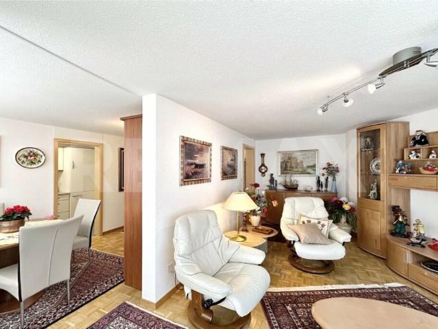 Geräumige 2½ Zimmer Wohnung mit Balkon und Bergsicht ideal zum Wohnen oder Vermieten