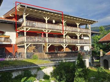 Über uns nur der Himmel: Schöne Dreizimmerwohnung mit riesiger Terrasse im historischen Gutshof Voldöpp