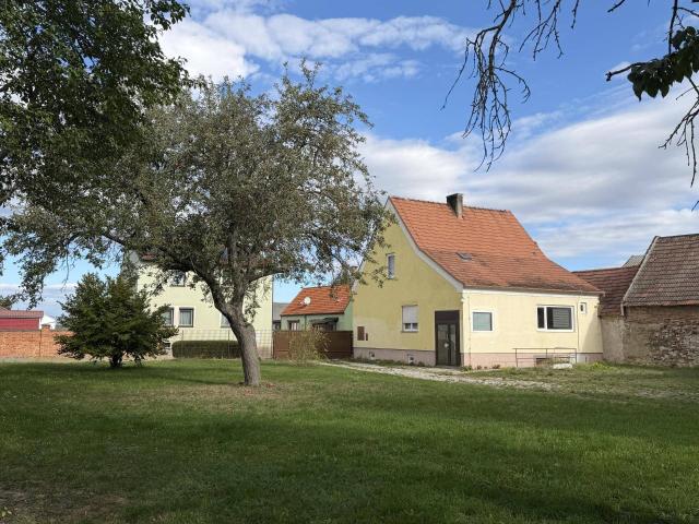 Über 1600m² Bauland Agrar! Haus mit großer Scheune und Nebengebäude!