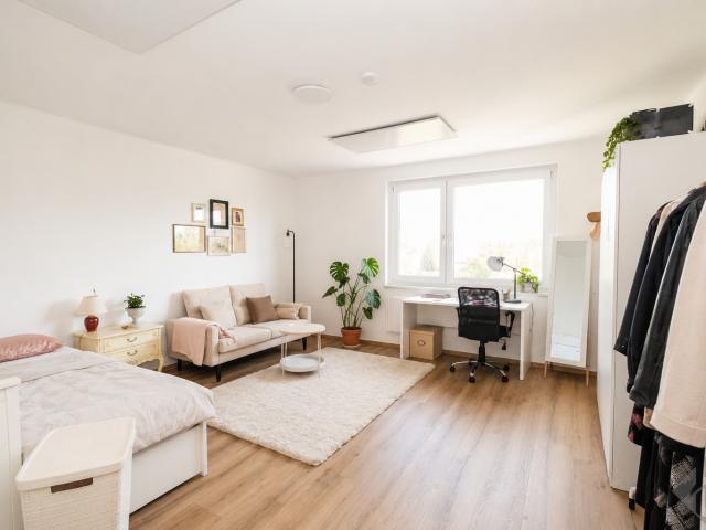 Über 5 % Bruttorendite: Sanierte 4 Zimmer Wohnung im 5. OG mit Alpenblick