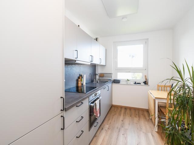 Über 5 % Bruttorendite: Sanierte 3 Zimmer Wohnung im 5. OG mit Alpenblick