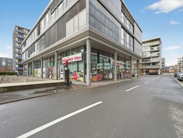 Überhohe Gewerbe /Büroflächen im Erdgeschoss