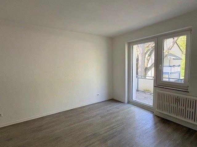 Überzeugen Sie sich selbst: Schöne renovierte 2 Raum Wohnung mit Tageslichtbad + Balkon!