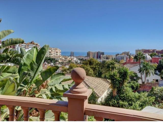 UBICACIÓN CENTRAL A TODO! Descubra la Villa de sus Sueños en Venta en Benalmádena Costa
