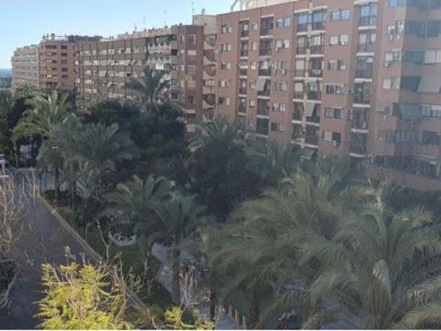 UBICACION INMEJORABLE JUNTO A PRINCIPAL ZONA COMERCIAL
