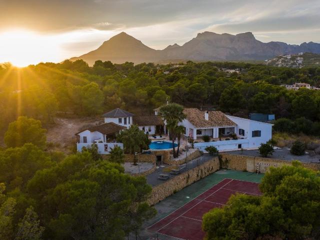 Ubicada en el corazón de la naturaleza y a solo minutos de l. 602m² Alfaz del Pi