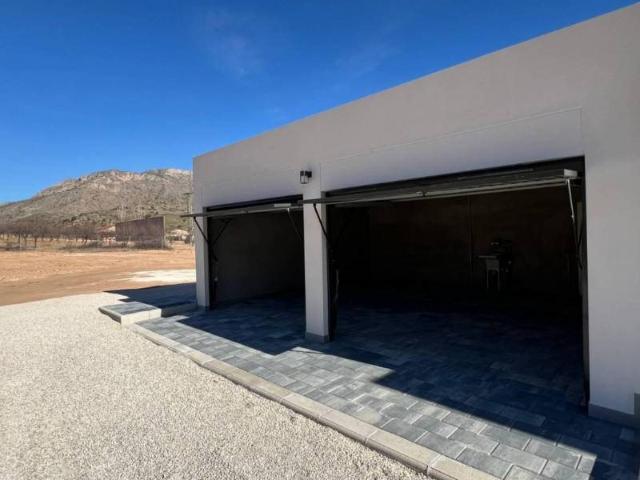 Ubicada en el encantador entorno de La Canalosa, esta exclus. 153m² La Canalosa