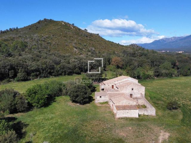 Ubicada en el sereno paisaje del Alt Empordà, esta casa de c. 805m² Darníus