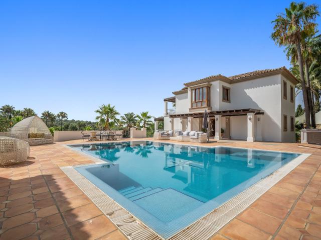 Ubicada en el tranquilo entorno de Paraiso Alto, esta amplia. 1337m² Benahavís