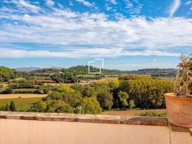 Ubicada en este pequeño y codiciado núcleo urbano medieval. 307m² La Bisbal d'Emporda