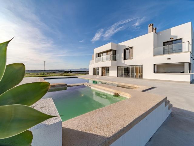 Ubicada en La Marina del Pinet Elche, sur de Alicante, est. 506m² La Marina