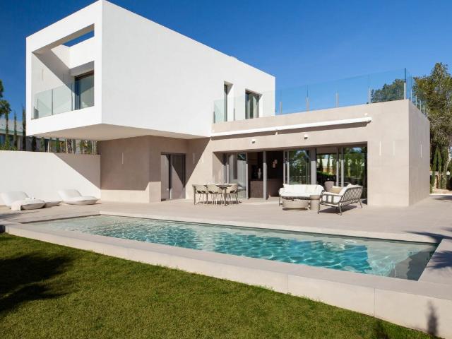 Ubicada en la exclusiva zona de Dehesa de Campoamor, esta co. 127m² Campo de Golf
