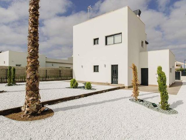 Ubicada en la encantadora localidad de Orihuela, esta exclus. 240m² Dehesa de campoamor