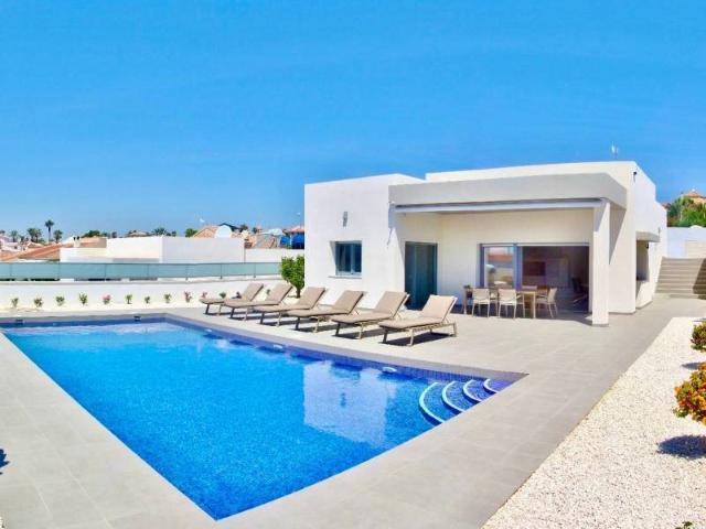 Ubicada en la encantadora localidad de Rafal, esta exclusiva. 120m² Rafal
