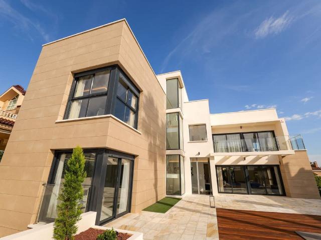 Ubicada en la hermosa localidad de Torrevieja, esta villa of. 430m² Torrevieja