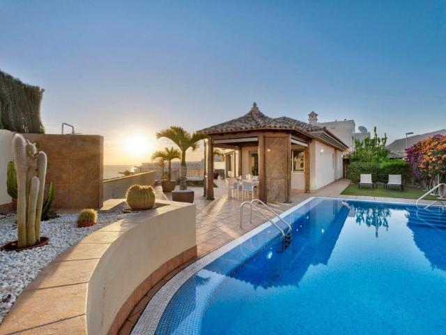 Ubicada en la prestigiosa Calle Las Arenas, en Puerto de San. 544m² Santiago del Teide