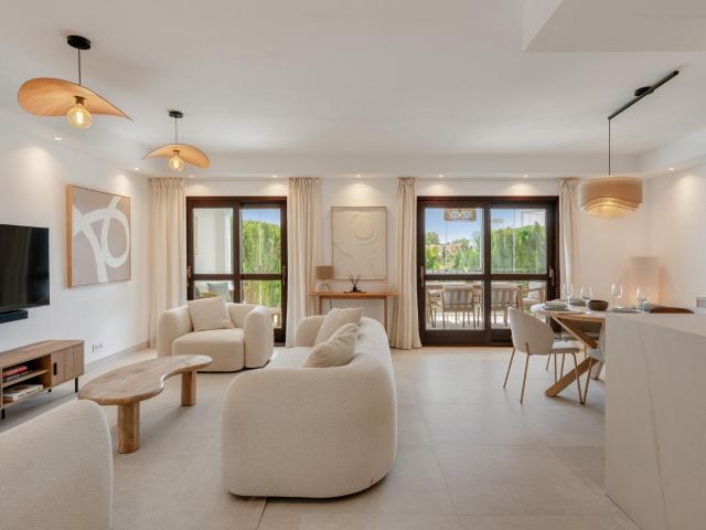 Casa adosada de 4 dormitorios completamente reformada en Mon. 229m² Estepona