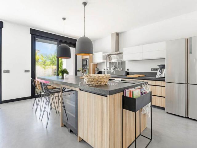 Ubicada en la prestigiosa y serena zona residencial de La Fo. 360m² Sant Joan d'Alacant