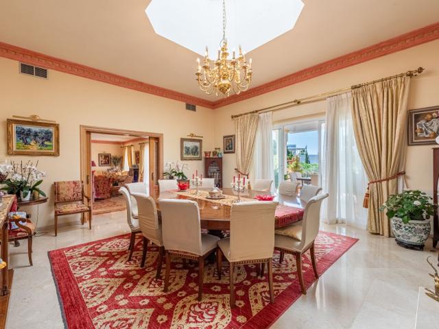 Ubicada en la prestigiosa zona de El Paraíso Alto, al oeste. 1248m² Benahavís