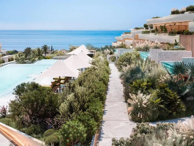 Ubicada en la prestigiosa zona de Marbella, esta exclusiva c. 447m² Marbella del Este