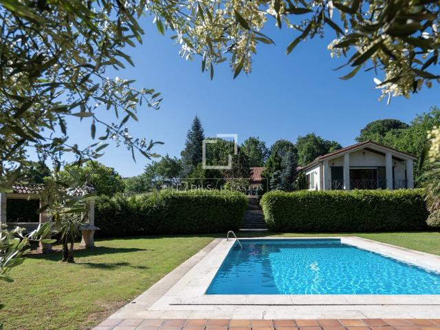 Ubicada en la provincia de Ourense, tierra adentro desde la. 1216m² San Cibrao Das Viñas