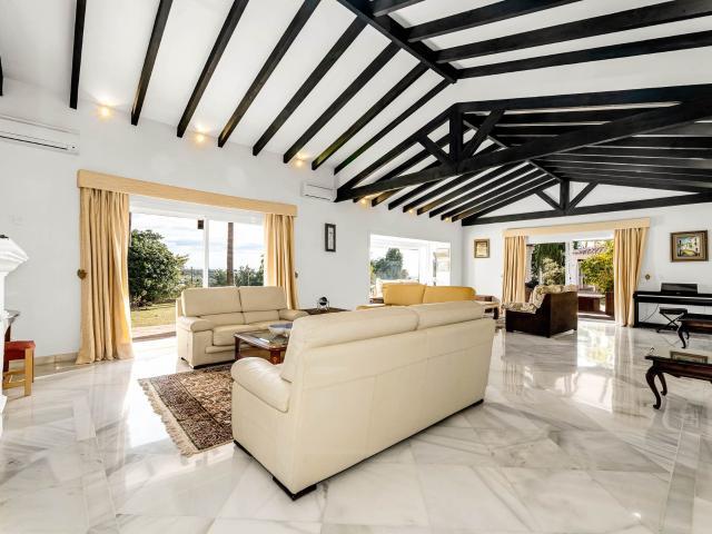 Ubicada en las prestigiosas colinas de El Herrojo, La Quinta. 875m² Benahavís