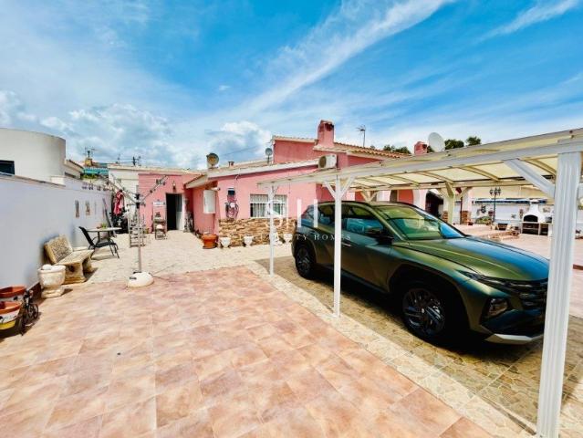 Ubicada en una tranquila zona residencial, esta villa en est. 200m² Orihuela Costa