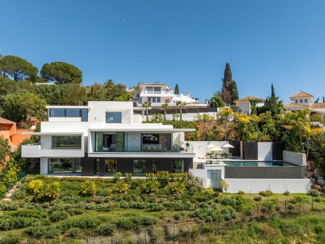 Ubicada en una parcela orientada al sur de más de 1000 m2, e. 616m² Marbella