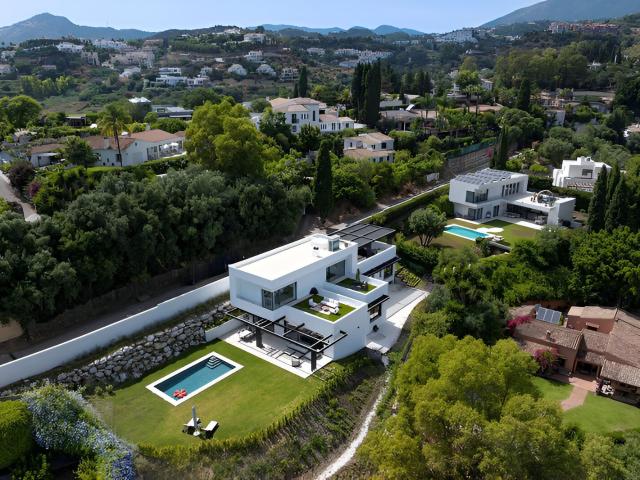 Ubicado en Camino del Higueral, presentamos este chalet inde. 597m² Benahavís