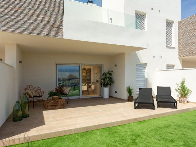 Ubicado en el prestigioso entorno de La Finca Golf, este exc. 75m² Lomas de la Juliana