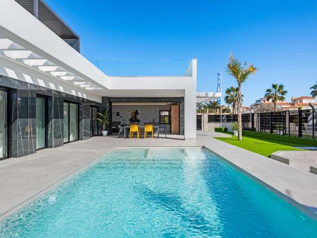 Ubicado en el prestigioso entorno de La Finca Golf, este exc. 168m² Lomas de la Juliana