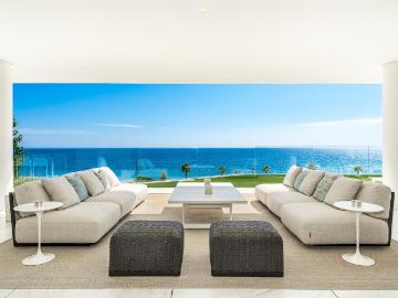 Ubicado en la planta intermedia del exclusivo Bloque 1 de Em. 378m² Estepona