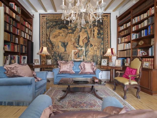 Ubicado en un edificio histórico en la parte alta de Dalt Vi. 445m² Ibiza