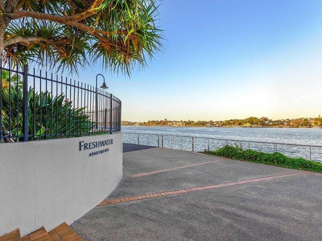 UF 2 Bed plus open office Absolute Riverside Apartment