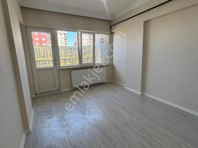 Şükraniyede Ankara Caddesine Cephe Metro Yanında 2+1 Ve 90 M2 Asansörlü Arakat Satılık Daire