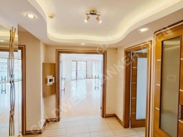 Çukurambar Mahallesinde Cadde Üstünde 3+1 Ada Mutfaklı 189m2 Net