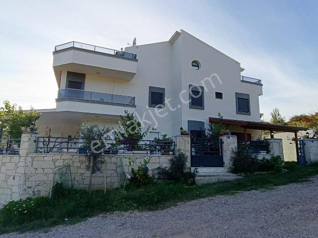 Çukuraltı Merkezinde, Büyük Bahçeli Triplex Villa