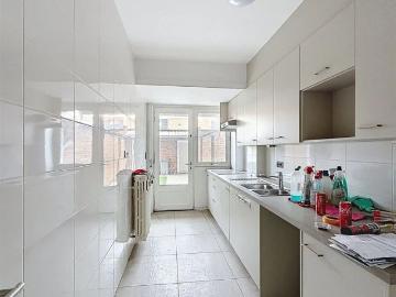 Uitzonderlijk groot gelijkvloers appartement met stadstuin en garage
