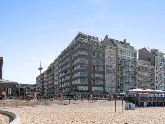 Uitzonderlijk hoekappartement met fenomenaal frontaal zee.