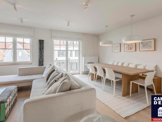 Uitzonderlijk ruim en modern gemeubelde triplex met zonneterras