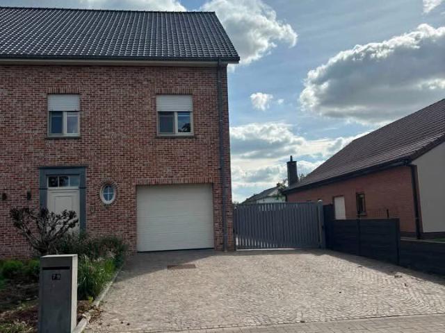 Uiterst ruime woning met 3 slk, 2 garages en tuin