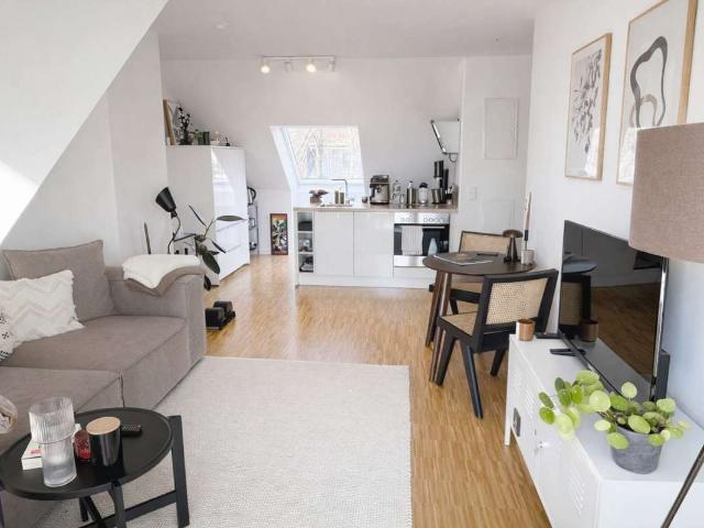 ULI VOGELER GmbH GREEN & COZY – PERFEKT KOMBINIERT 2 Zimmer Dachgeschosswohnung mit Südbalkon in