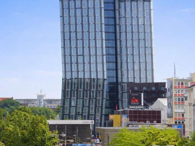ULI VOGELER GmbH VERMIETETE 2 ZIMMERWOHNUNG IM 4. OG MIT SÜDBALKON UND TIEFGARAGENSTELLPLATZ