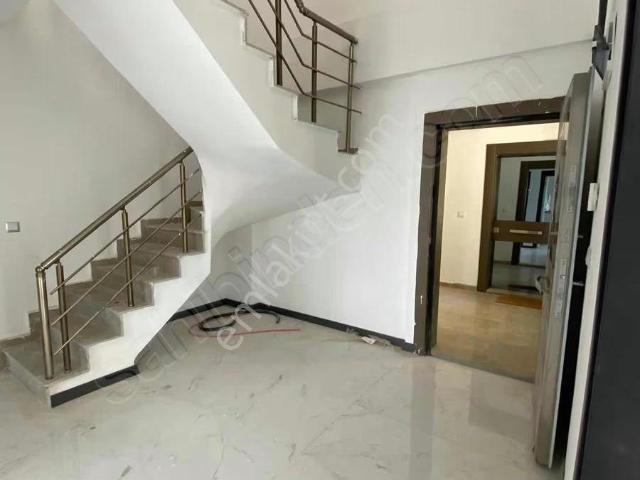 Ülker Den Halitpaşa Da Kiralık 5+1 Havuzlu Site İçi Daire