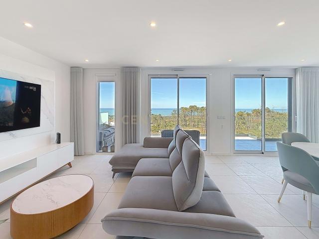 Último piso, vista total de mar e luz natural em cada detalhe — um T3 único na Nazaré