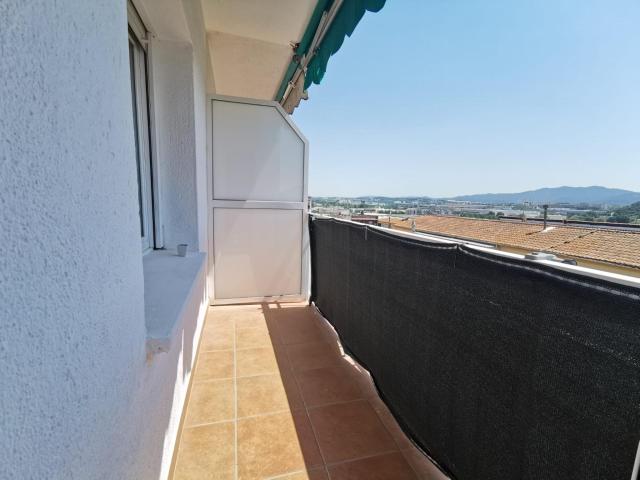 Último piso. Sin vecinos arriba. Sin ruidos de pasos, sin techos compartidos — solo cielo, vistas despejadas y luz que entra sin pedir permiso