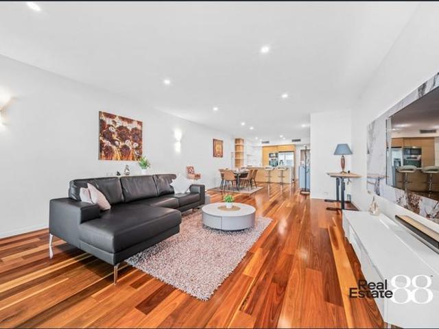 ULTIMATE WATERFRONT LIFESTYLE WITH SENSATIONAL VIEWS!